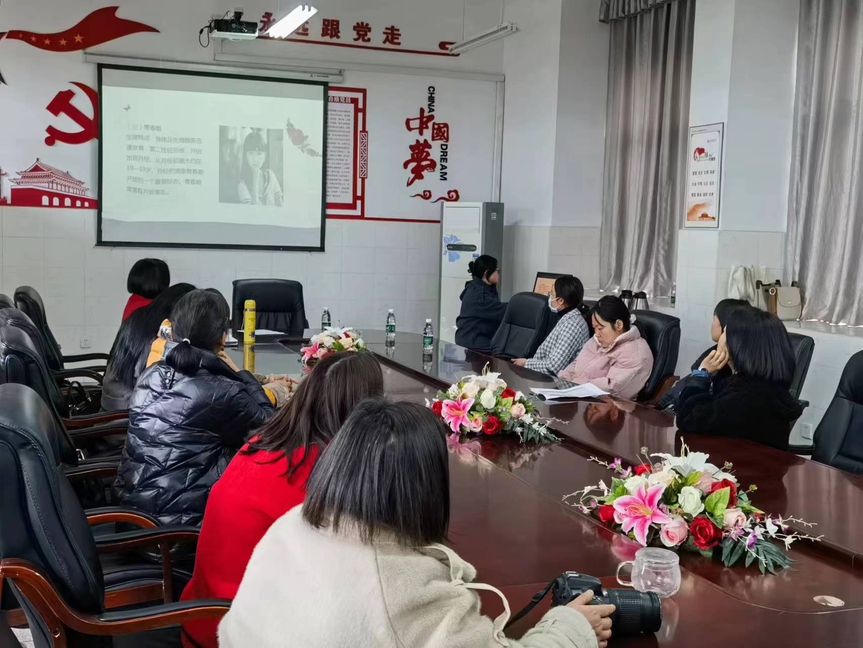 2月28日下午，婦兒專科聯(lián)盟婦產(chǎn)科主治醫(yī)師王雪梅受邀到深雪堂初中為校園工作人員講解女性健康知識講座。.jpg