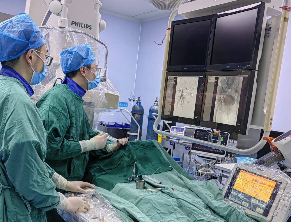 3月8日，腫瘤科團隊成功為王婆婆實施了子宮動脈灌注化療栓塞術(shù)，該項技術(shù)的成功開展，填補了區(qū)域內(nèi)此項技術(shù)的空白。.jpg