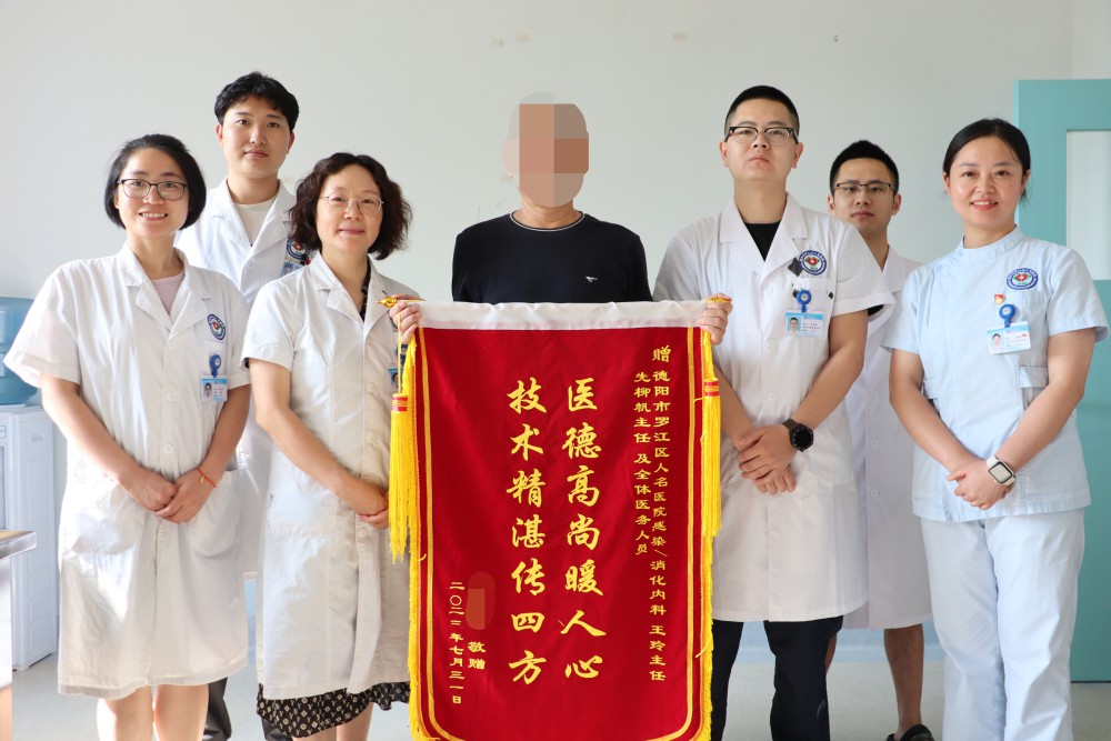 7月31日下午，出院患者張先生將一面印有“醫(yī)德高尚暖人心，技術(shù)精湛傳四方”字樣的錦旗送到了感染消化內(nèi)科，感謝王玲主任、先柳帆副主任及全科醫(yī)務人員。.jpg