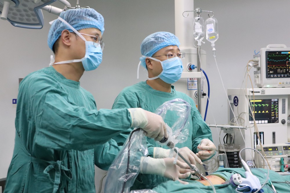 11月24日，我院普外胸外泌尿外科成功為八旬老人實施了腹腔鏡下右側(cè)無功能腎切除術。.jpg