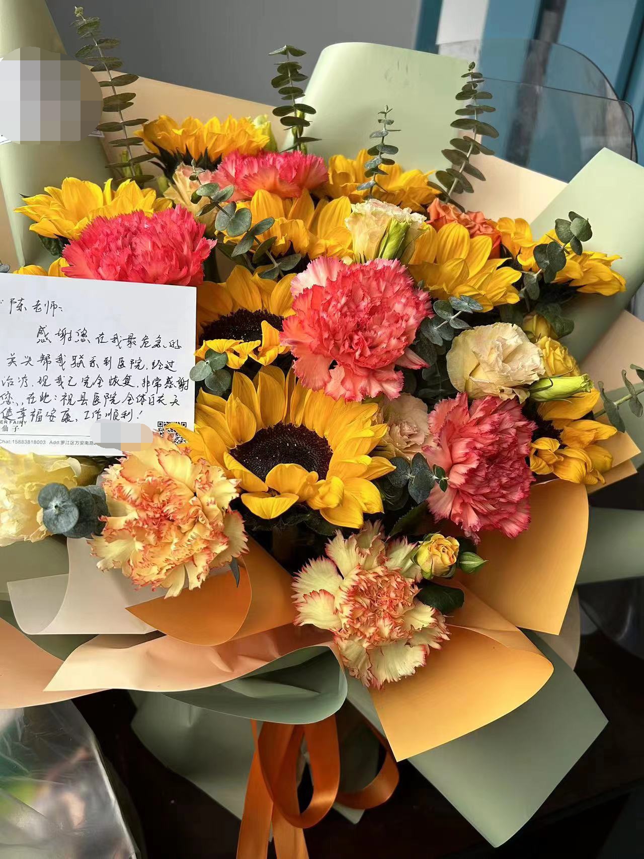 2月1日上午，一束美麗的鮮花送到的內(nèi)一科主治醫(yī)師陳冬晴手中，陳老師正疑惑，后看見隨花附帶的卡片，原來是她曾經(jīng)的患者洪先生送來的。.jpg